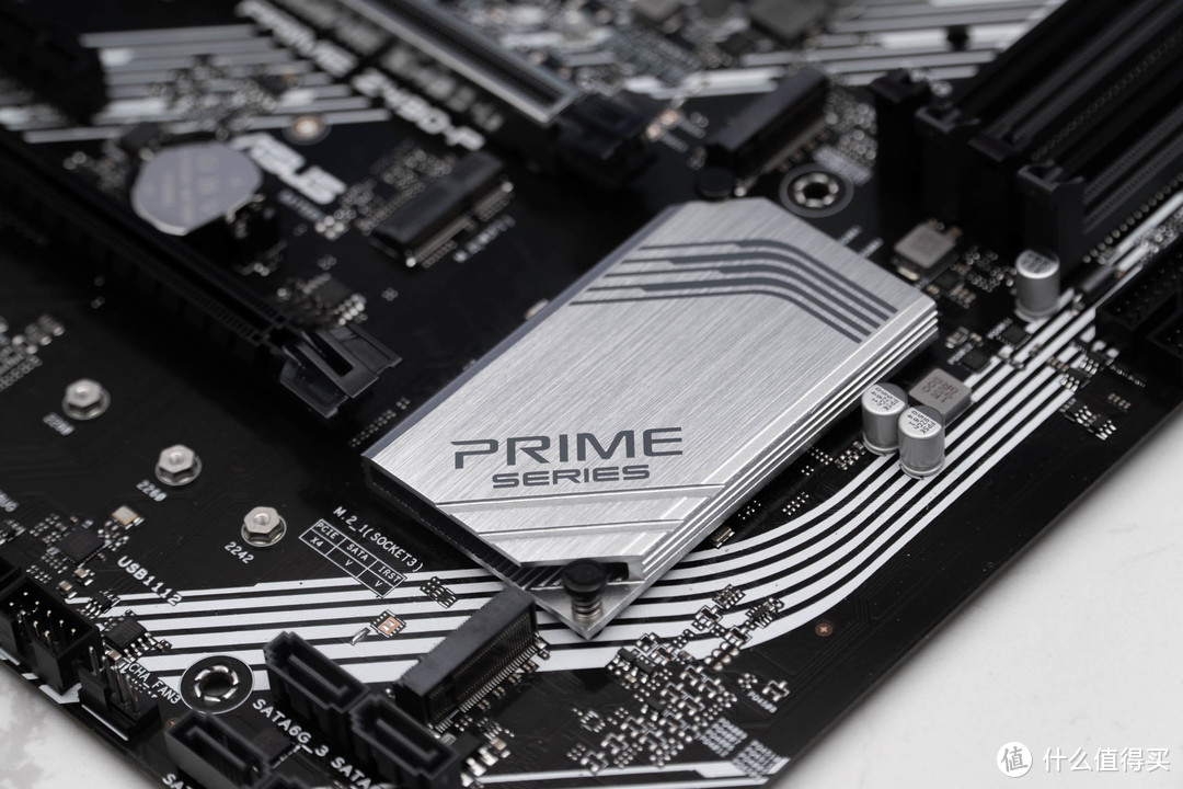 PRIME Z490-P的南桥散热片比较大，并且有一定的装饰纹路，所以看上去还是有点档次，并没有那么丐。